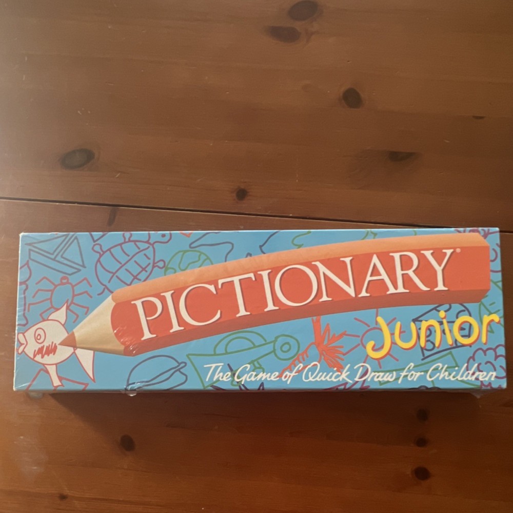 MB Games Pictionary Junior Complete Art Game for Children 7+ 4 Players