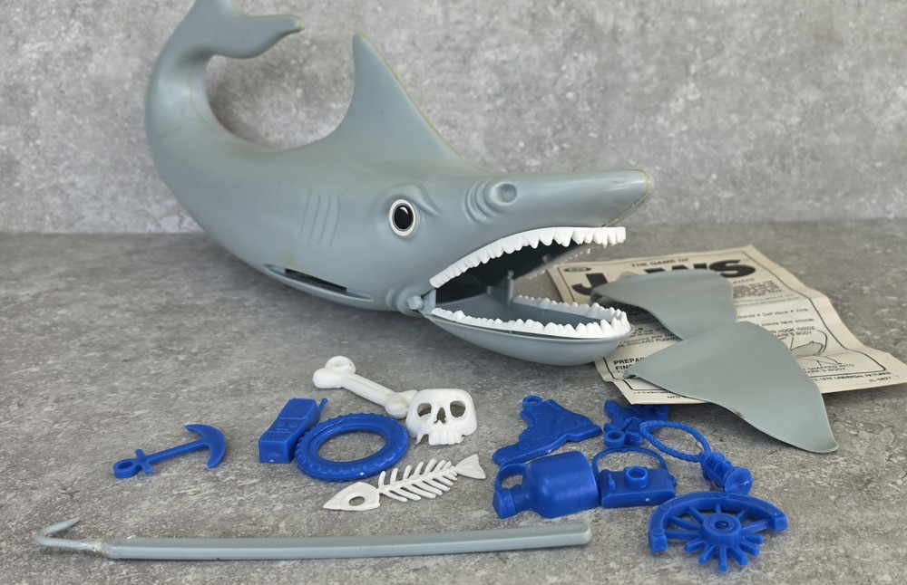 Vtg 1975 Ideal Universal Pictures Game of Jaws Shark Game 95% Complete FREEUSHIP