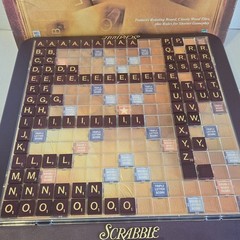 1999 Scrabble Deluxe Rotating Turntable Edition w/Maroon Tiles **COMPLETE**