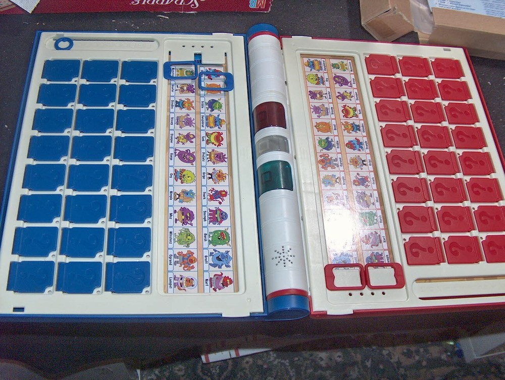 Electronic Guess Who? Extra Game Milton Bradley 2008 (NO BOX)