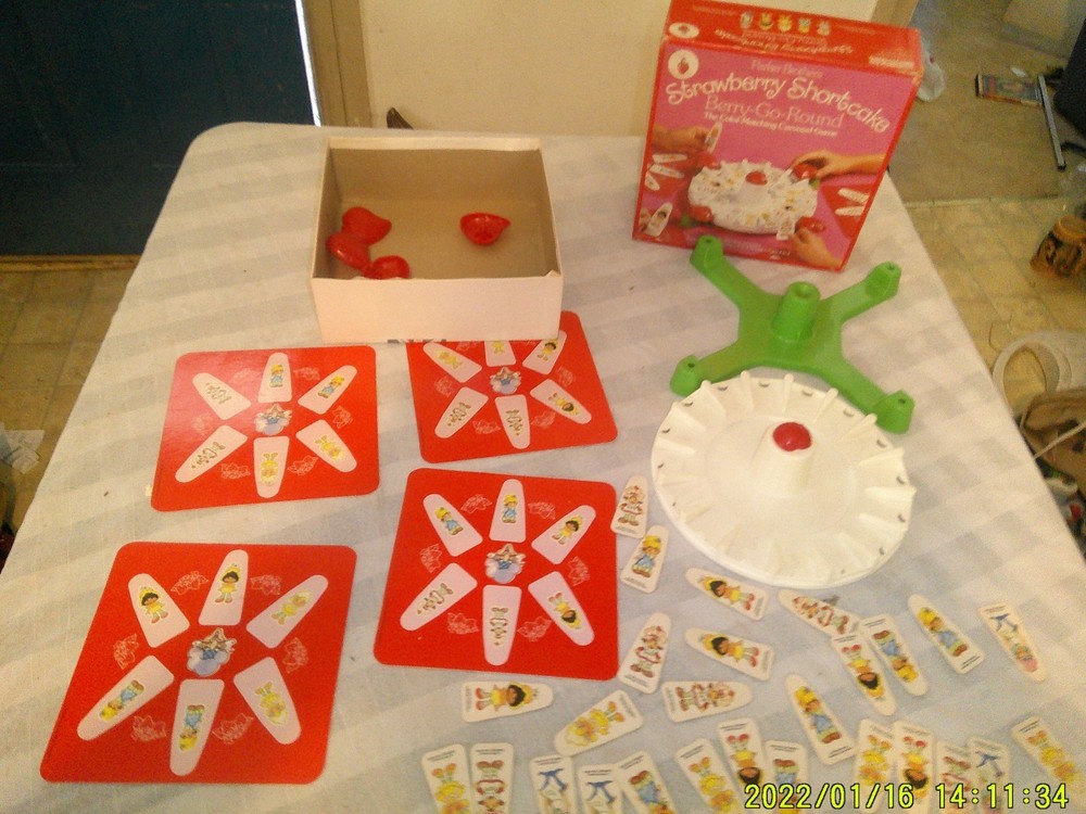 VINTAGE STRAWBERRY SHORTCAKE BERRY-GO-ROUND GAME