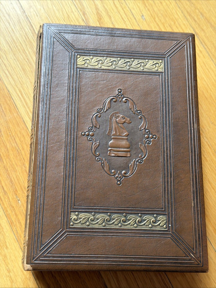 1946 E.S. LOWE TOURNAMENT CHESSMEN CHESS PIECES And BOOK Vintage Plastic Moulded