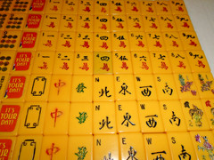 Vintage Mah Jongg MAH-JONGG set includes 152+7 tiles Case and 4 playing trays