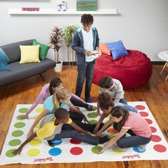 Hasbro Gaming Twister Ultimate: Bigger Mat, More Colored Large, Multicolor