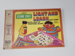 SESAME STREET LIGHT AND LEARN GAME 1 OR MORE PLAYERS MB 1977 MISSING PEN