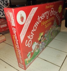 Parker Brothers Strawberry Shortcake Housewarming Surprise, Ages 4-8, 2-4P