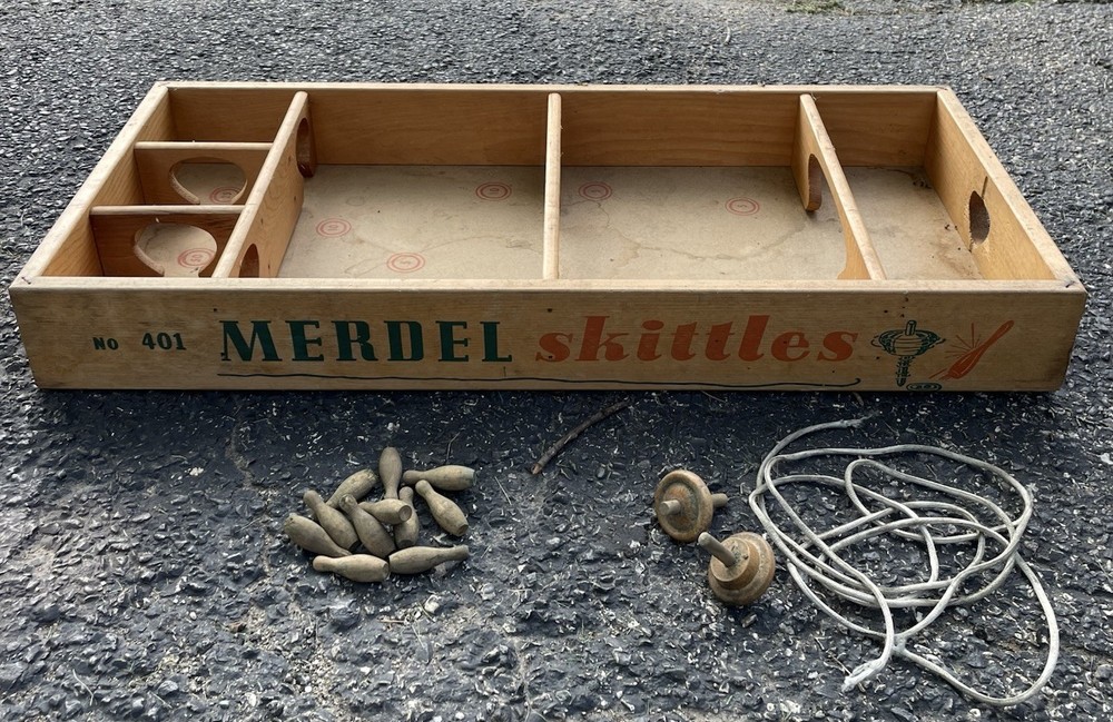 VINTAGE MERDEL SKITTLES GAME – No. 401 – Wooden Pins – Original Strings & Tops