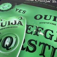 Ouija – 1998 Parker Brothers – The Mysterious Mystifyng Game – Glows in the Dark