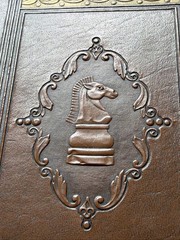 1946 E.S. LOWE TOURNAMENT CHESSMEN CHESS PIECES And BOOK Vintage Plastic Moulded