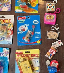 Vintage 1990’s – 2000’s MINI GAME KEYCHAIN LOT of 25 – BOX BOARD & PIECES
