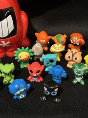 Lot Of 21 Gogo’s Crazy Bones Mini Figures Loose and Red Carrying Case