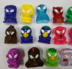 Gogos Crazy Bones Aliens Lot of 17 Vintage Glow In The Dark Glowing Eyes Go Go