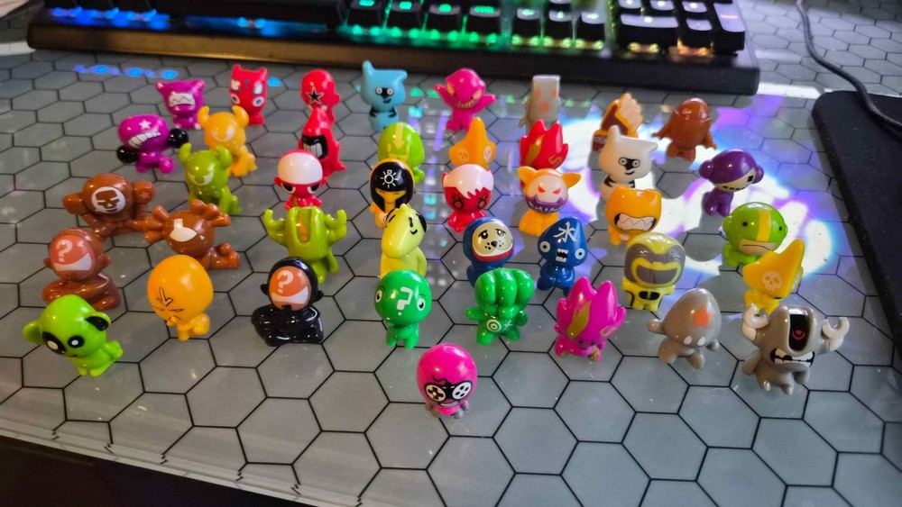 Gogos Crazy Bones Series 1 & 4 LOT OF 92 Gogos & 36 CARDS