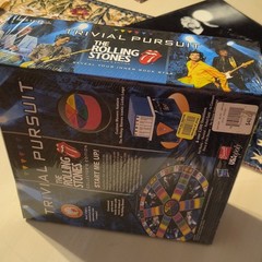 USAopoly Trivial Pursuit Rolling Stones Collector’s Edition 12+ 2+. In Plastic