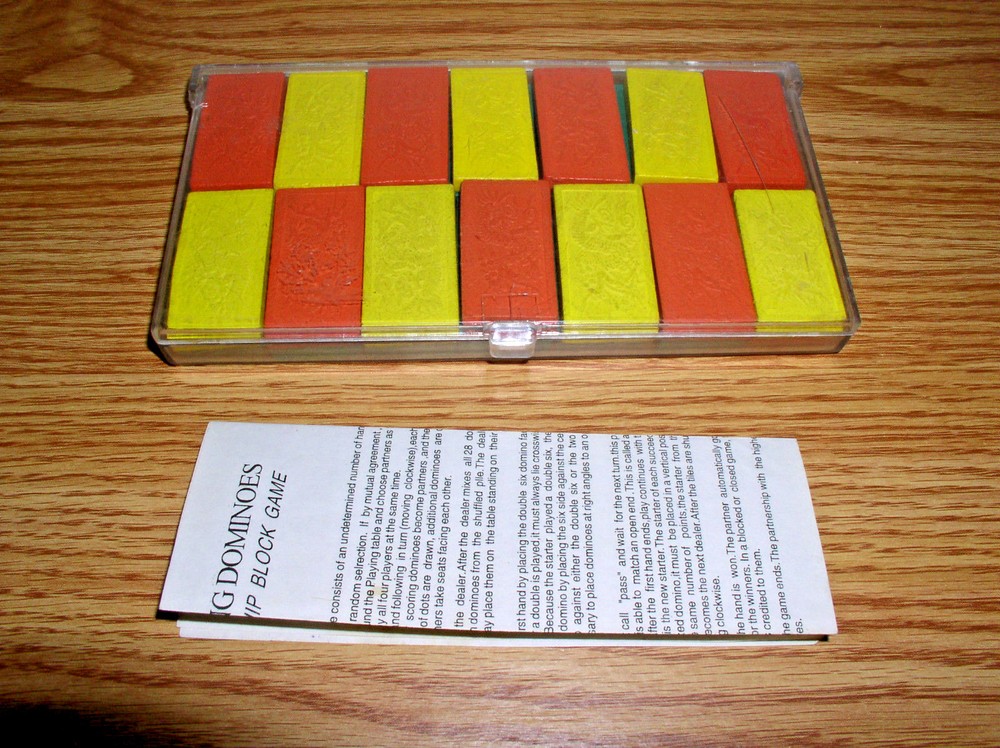 VINTAGE 28-PIECE MULTI-COLOR DOMINOES COMPACT SET IN PLASTIC CASE