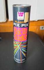 PICK UP STICKS. GAME / TIN. 31 PLASTIC MULTI COLOR PIX PIX. 1968 WHITMAN