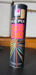 PICK UP STICKS. GAME / TIN. 31 PLASTIC MULTI COLOR PIX PIX. 1968 WHITMAN