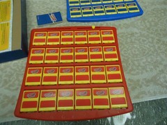 2018 HASBRO GUESS WHO ? GAME ( complete ) ^