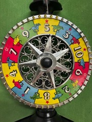 VINTAGE E.S. LOWE WHEEL OF FORTUNE HORSE RACING GAME with original box roulette