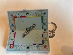 1998 Hasbro Parker Brothers MONOPOLY KEY CHAIN BOARD, 2 GAME PIECES & DICE-Fun!