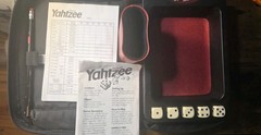 Yahtzee Deluxe Travel Edition 2003 Game Folio w/ Black Nylon Zip Case