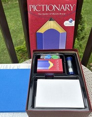 PICTIONARY with a CHALLENGE DIE Board Game 100% COMPLETE 2007