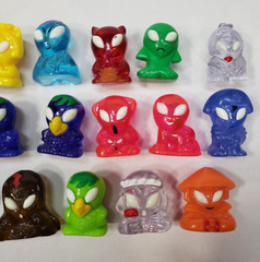 Gogos Crazy Bones Aliens Lot of 17 Vintage Glow In The Dark Glowing Eyes Go Go