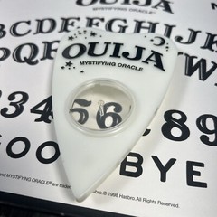 Ouija – 1998 Parker Brothers – The Mysterious Mystifyng Game – Glows in the Dark