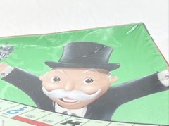 MONOPOLY GAME-16 TOKENS THROUGH THE YEARS EDITION – READ