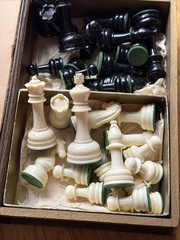 1946 E.S. LOWE TOURNAMENT CHESSMEN CHESS PIECES And BOOK Vintage Plastic Moulded