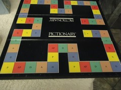 1987 BIBLE PICTIONARY DRAWING GAME FIRST EDITION ( complete ) ^