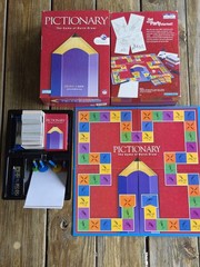 PICTIONARY with a CHALLENGE DIE Board Game, Read Description