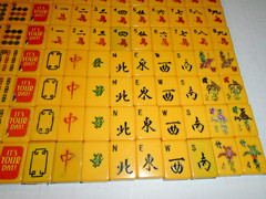 Vintage Mah Jongg MAH-JONGG set includes 152+7 tiles Case and 4 playing trays