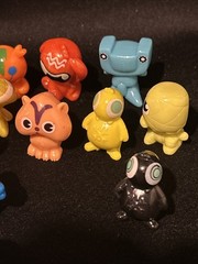 Lot Of 21 Gogo’s Crazy Bones Mini Figures Loose and Red Carrying Case