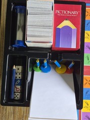 PICTIONARY with a CHALLENGE DIE Board Game, Read Description