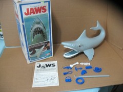 Vintage 1975 Ideal THE GAME OF JAWS Shark Missing Fin w/ Box