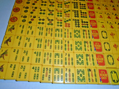Vintage Mah Jongg MAH-JONGG set includes 152+7 tiles Case and 4 playing trays
