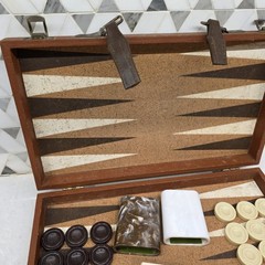 1975 Vintage CRISLOID BAKELITE Backgammon Set Brown And Beige Discs. 2 Dice.