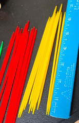 PICK UP STICKS. GAME / TIN. 31 PLASTIC MULTI COLOR PIX PIX. 1968 WHITMAN