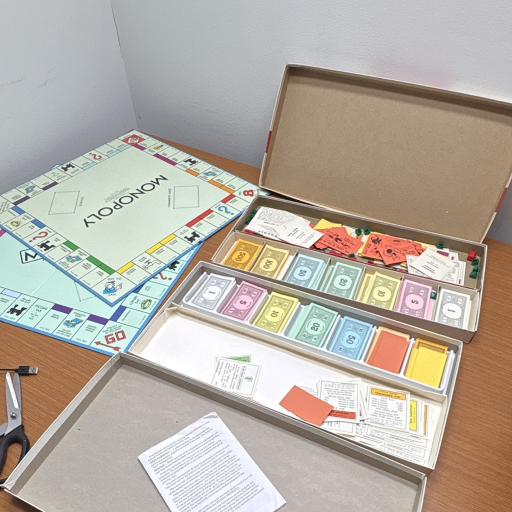 Parker Brothers Monopoly Board Game Finance Theme Ages 8-11 Years