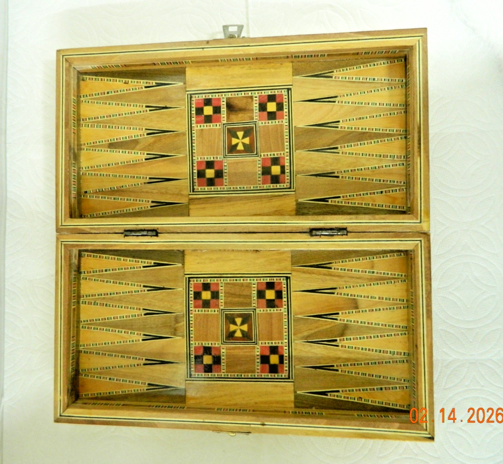 Compact folding travel size, Fine wood Chess / Backgammon Set