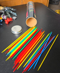 PICK UP STICKS. GAME / TIN. 31 PLASTIC MULTI COLOR PIX PIX. 1968 WHITMAN