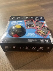 New FRIENDS THE TV SERIES GAME The One with the Ball for 2-8 Players A1