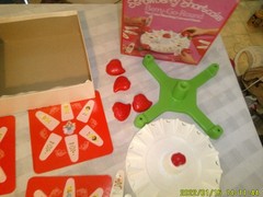VINTAGE STRAWBERRY SHORTCAKE BERRY-GO-ROUND GAME