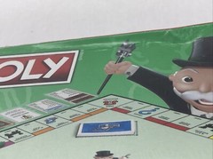 MONOPOLY GAME-16 TOKENS THROUGH THE YEARS EDITION – READ