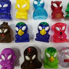 Gogos Crazy Bones Aliens Lot of 17 Vintage Glow In The Dark Glowing Eyes Go Go