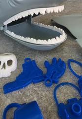 Vtg 1975 Ideal Universal Pictures Game of Jaws Shark Game 95% Complete FREEUSHIP