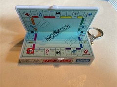 1998 Hasbro Parker Brothers MONOPOLY KEY CHAIN BOARD, 2 GAME PIECES & DICE-Fun!