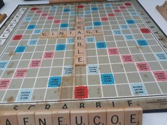 Vintage SCRABBLE Board Game Selchow & Righter Complete 100 Wood Tiles.