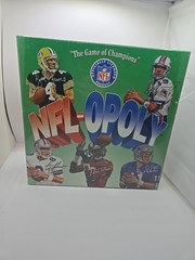 NFL-OPOLY Football Team Board Game TDC Games NFL Brett Favre Troy Aikman #1001